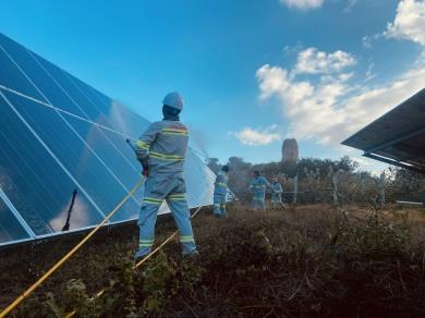 Nhân viên vận hành, bảo trì Nhà máy ĐMT Hà Đô Ninh Phước  vẫn miệt mài ngày đêm với công việc.